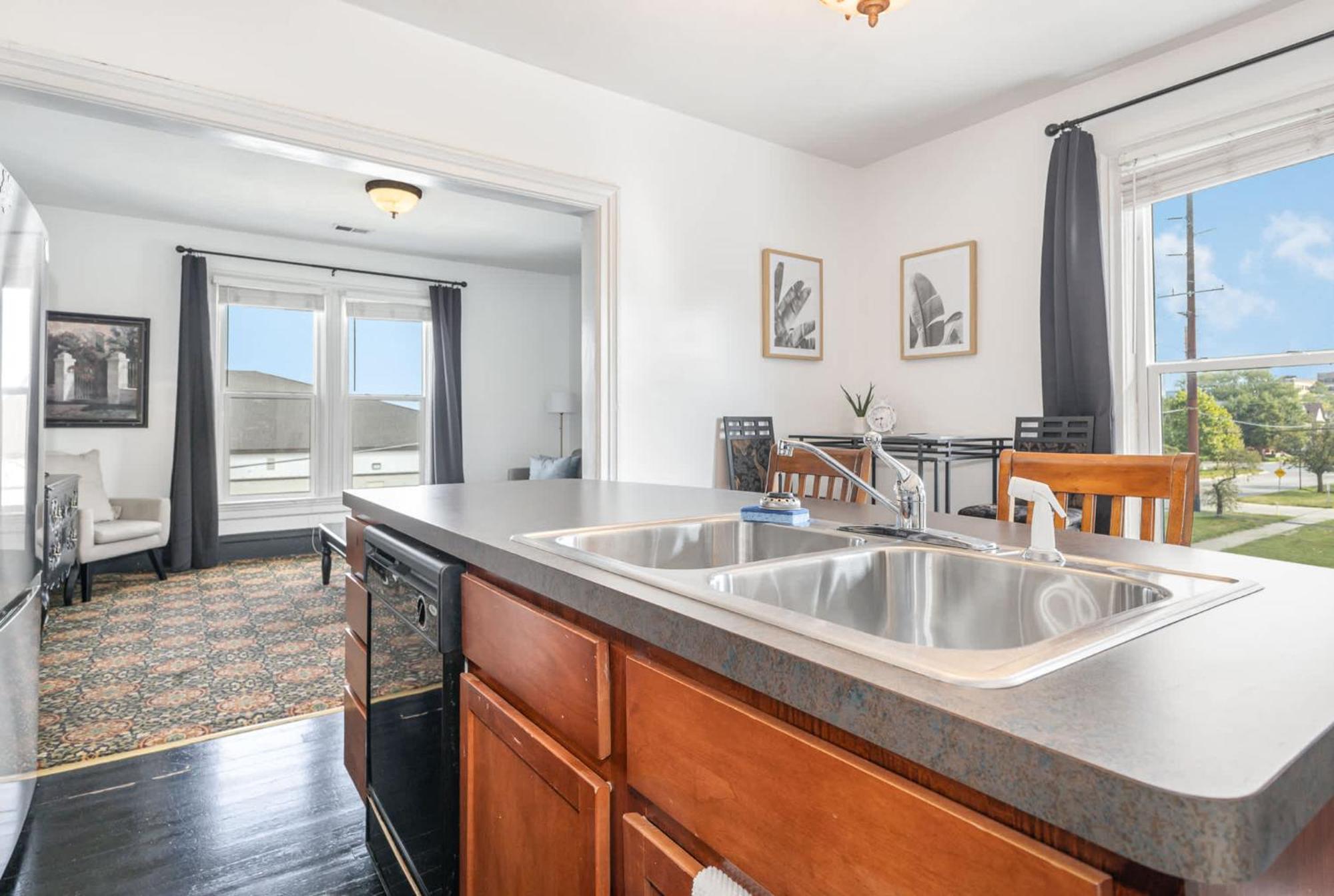 Spacious Upstairs 1Bed- Walking Distance To Beach Outlet Mall มิชิแกนซิตี ภายนอก รูปภาพ
